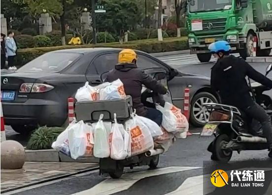 《原神》联动KFC太火爆！炸鸡桶变收藏品，玩家与黄牛斗智斗勇